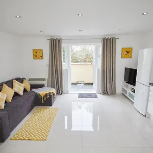 Spire View - 1 Bedroom, Sleeps 4, Parking Wifi Apartment